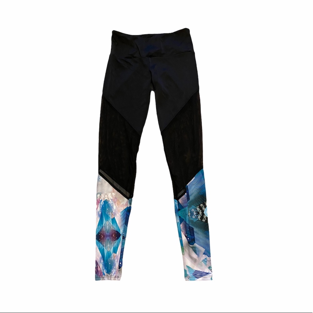 Athletic leggings with mesh detail